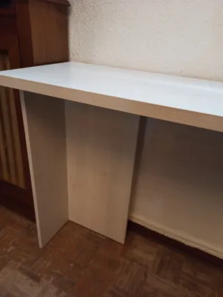 Escritorio alargado blanco con cajones