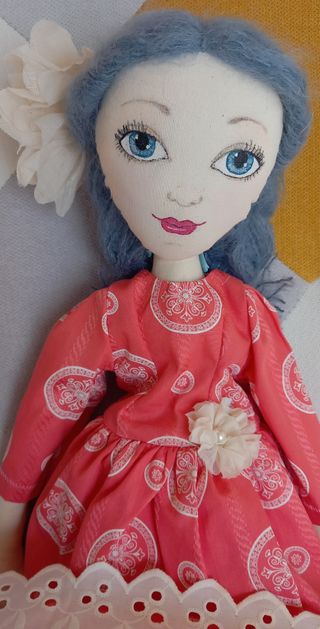 Muñeca de trapo hecha a mano