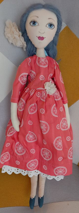 Muñeca de trapo hecha a mano