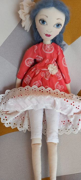 Muñeca de trapo hecha a mano