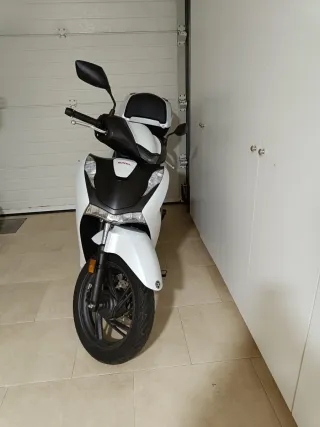 Honda SH 125 Sport Scooter + 2 cascos + funda