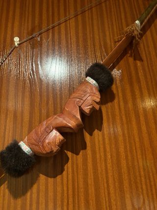 Arco e frecce intagliati a mano