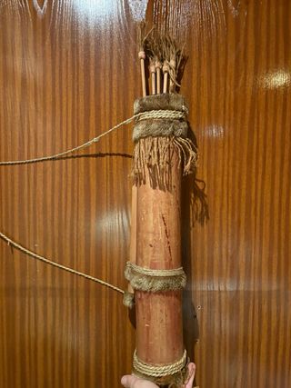 Arco e frecce intagliati a mano