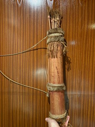 Arco e frecce intagliati a mano