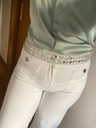 Cinturón plateado con flores y espejos