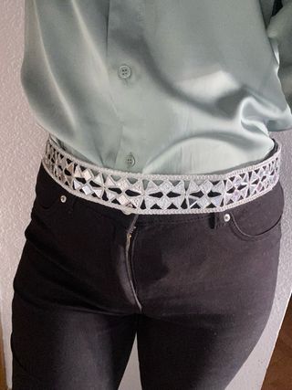 Cinturón plateado con flores y espejos