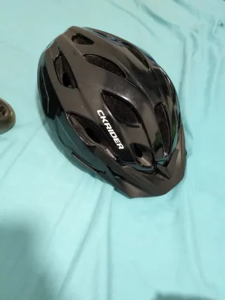 Patines negros + todas las protecciones.