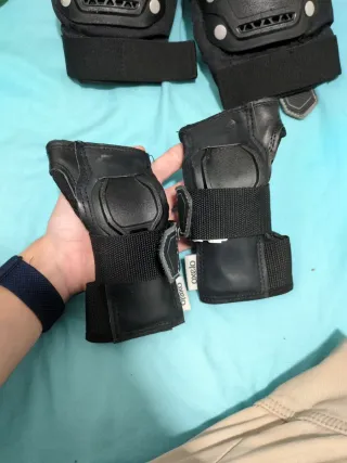 Patines negros + todas las protecciones.