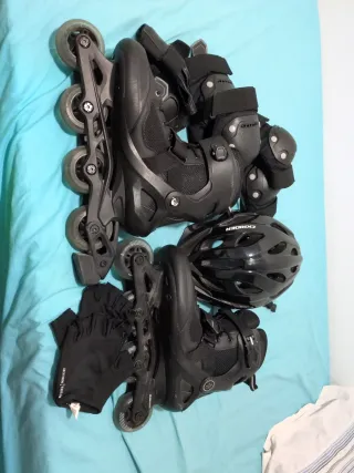 Patines negros + todas las protecciones.