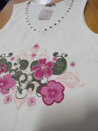 Camiseta sin mangas con estampado floral