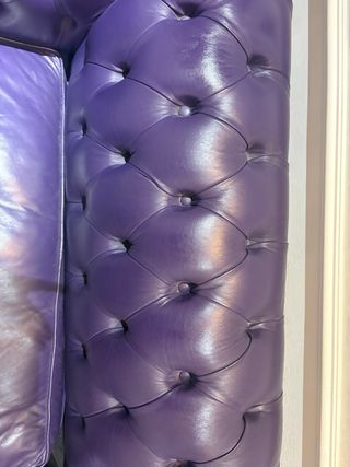 Sofá Chesterfield Piel autentico color morado