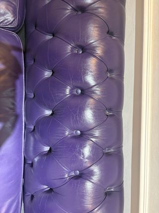 Sofá Chesterfield Piel autentico color morado