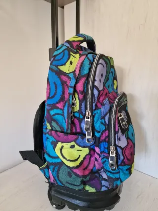 Mochila Totto con ruedas, estampado caritas.