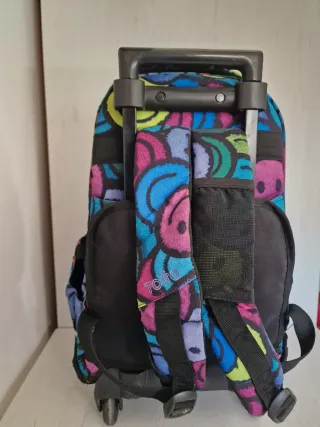 Mochila Totto con ruedas, estampado caritas.