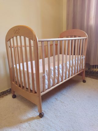 Cuna de madera con colchón y funda
