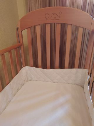 Cuna de madera con colchón y funda