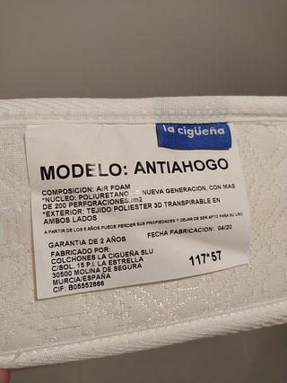 Cuna de madera con colchón y funda