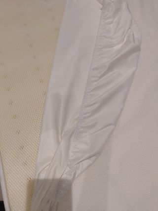 Cuna de madera con colchón y funda