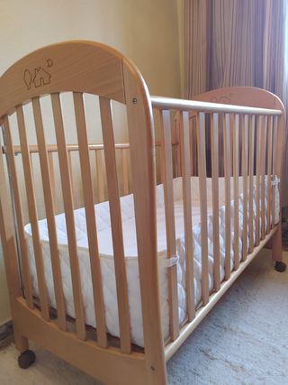Cuna de madera con colchón y funda