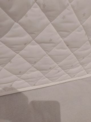 Cuna de madera con colchón y funda