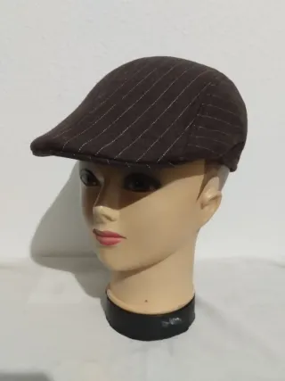 Gorra marrón con rayas blancas