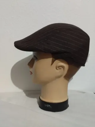 Gorra marrón con rayas blancas