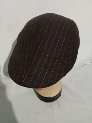 Gorra marrón con rayas blancas