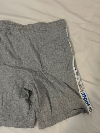 Pantalón corto UCB gris con logo