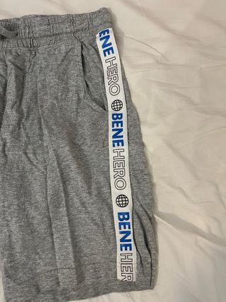 Pantalón corto UCB gris con logo