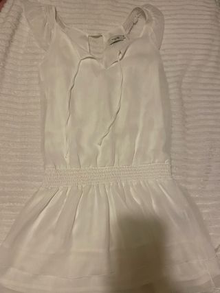 Mono corto estampado y vestido blanco