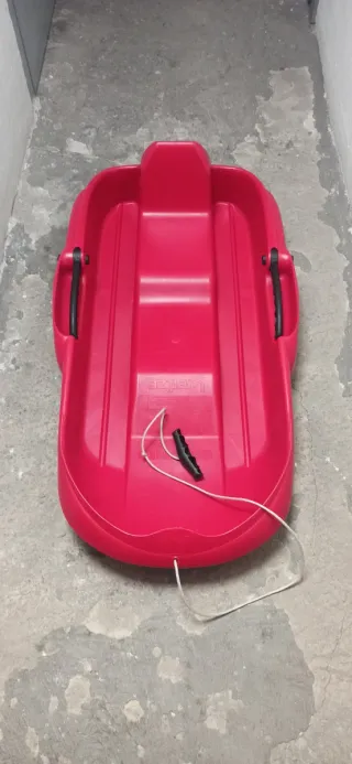 Trineo rojo con frenos y correa