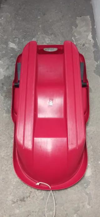 Trineo rojo con frenos y correa