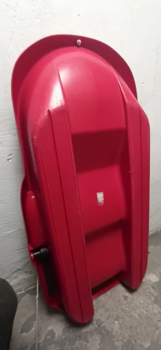 Trineo rojo con frenos y correa