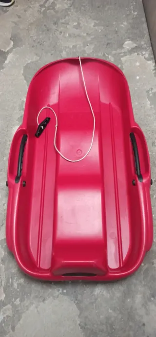 Trineo rojo con frenos y correa