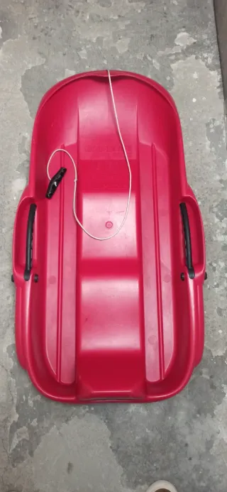 Trineo rojo con frenos y correa