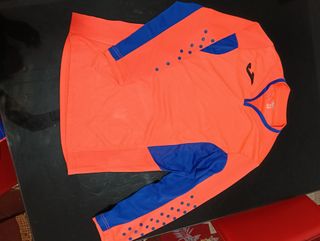 Conjunto deportivo naranja y azul