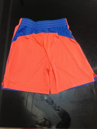 Conjunto deportivo naranja y azul