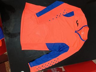 Conjunto deportivo naranja y azul