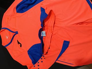 Conjunto deportivo naranja y azul