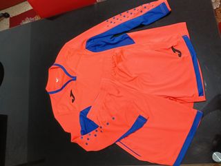 Conjunto deportivo naranja y azul