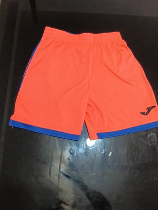 Conjunto deportivo naranja y azul
