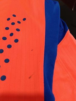 Conjunto deportivo naranja y azul