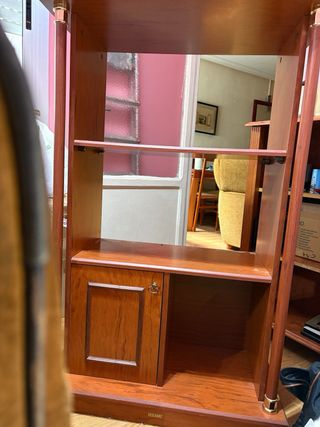 Estantería de madera con armario