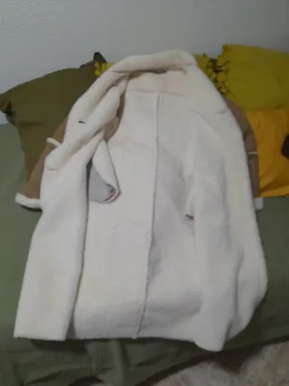 Abrigo largo marrón y blanco