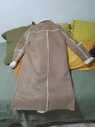 Abrigo largo marrón y blanco