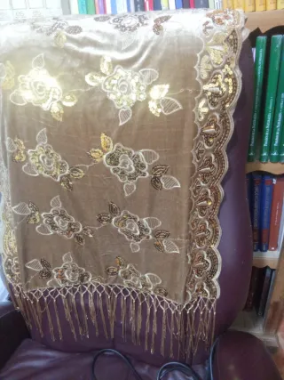 Chal de fiesta beige y dorado