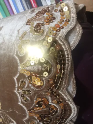 Chal de fiesta beige y dorado