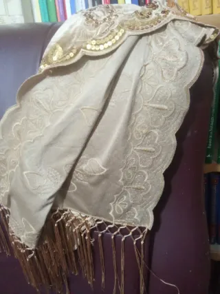 Chal de fiesta beige y dorado