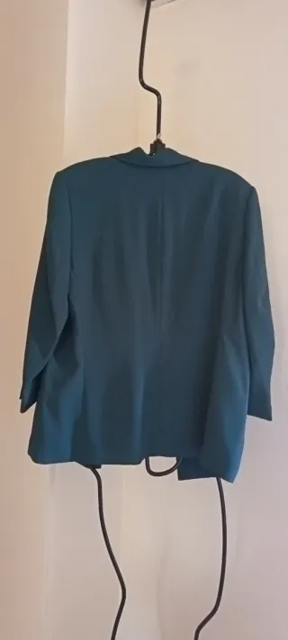 Blazer verde y lencera negra