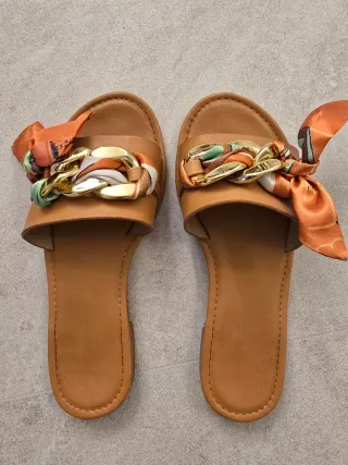 Chinelos Castanhos com Corrente e Lenço